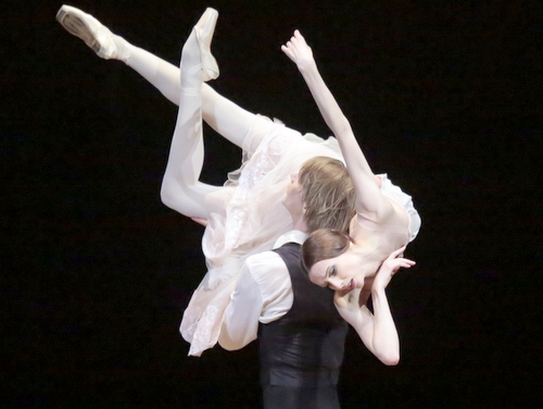 2.BOL LADY OF THECAMELLIAS OFFICIAL VISUAL HD SVETLANA ZAKHAROVA AND EDVINREZAKOV c D.YUSUPOV Już jutro Dama Kameliowa w wersji baletowej w Dąbrowskim Domu Kultury