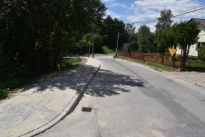 DSC 0049 300x200 Zakończono przebudowę chodnika przy drodze gminnej „do szkoły”  w Nieczajnie Górnej