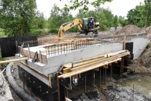DSC 0055 300x200 Budowa przepustu na potoku Breńka w ciągu drogi gminnej Brnik Pola
