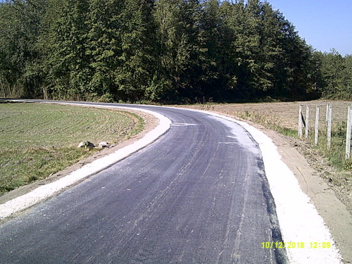 DSCF0002 Nowa nawierzchnia asfaltowa na części drogi w Morzychnie