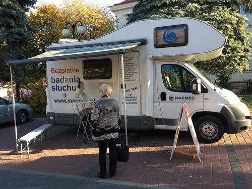 IMG 39481 Dzisiaj bezpłatne badania słuchu z firmą Marmed przed Urzędem Miejskim