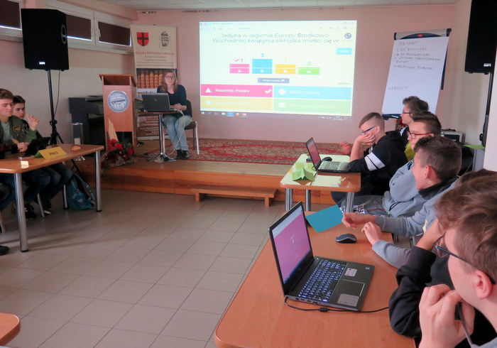 IMG 8051aa Warsztaty w ramach Tygodnia Edukacji Globalnej w Miejskiej Bibliotece Publicznej w Dąbrowie Tarnowskiej