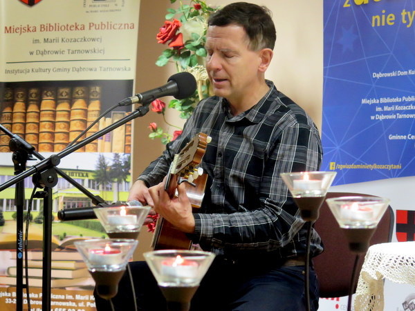 IMG 8625aa Koncert niepodległościowy Kuby Michalskiego na zakończenie projektu Z gwiazdami zaczytani