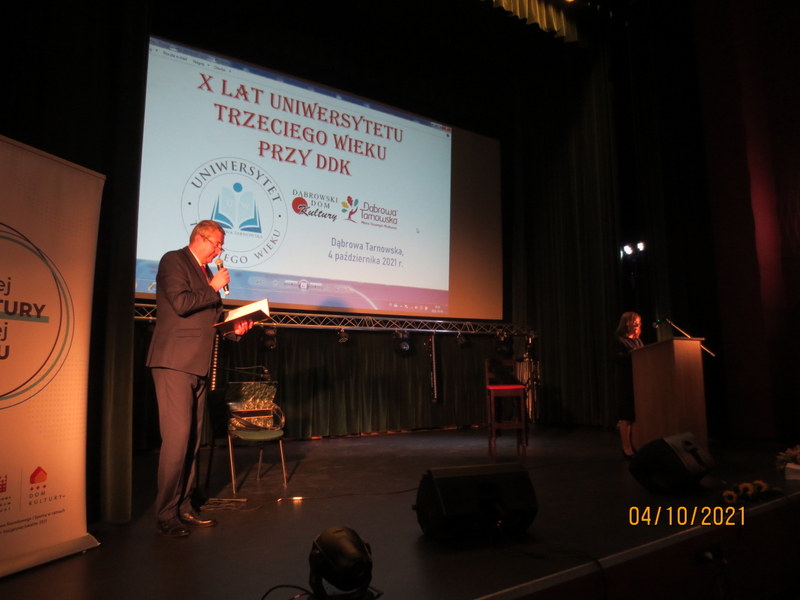 008 Jubileusz X lecia Stowarzyszenia Uniwersytet Trzeciego Wieku przy Dąbrowskim Domu Kultury