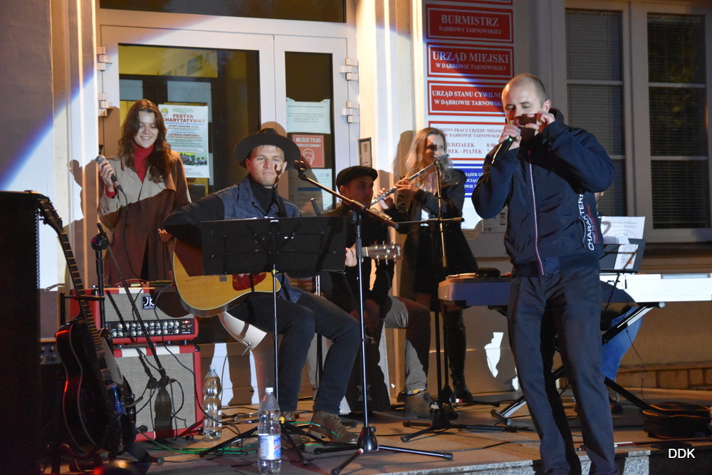 DSC 0803 1 Jesienne rytmy na dąbrowskim rynku