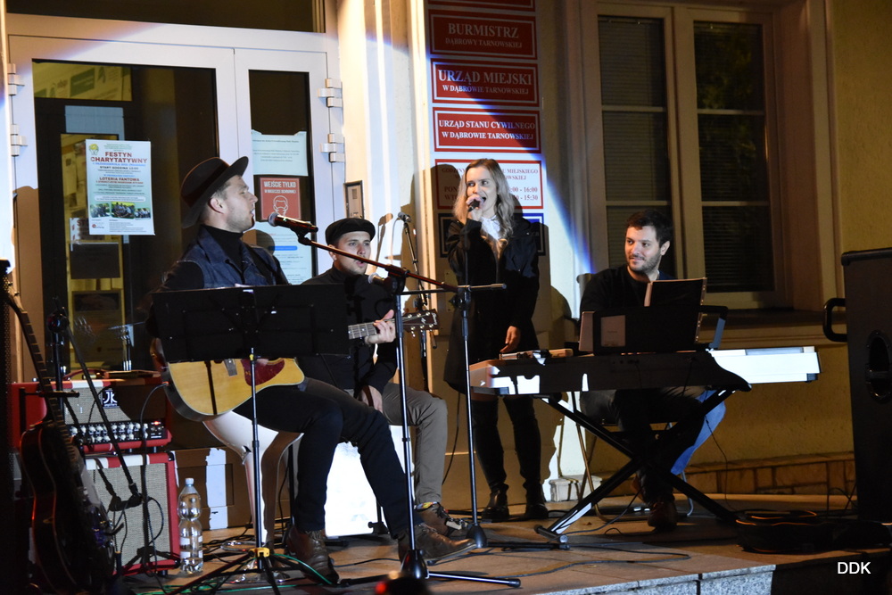 DSC 0808 Jesienne rytmy na dąbrowskim rynku