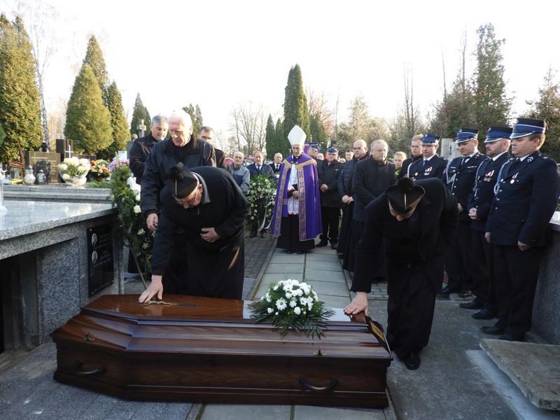 36 Nieczajna pożegnała ks. Kanonika Władysława Jaróga