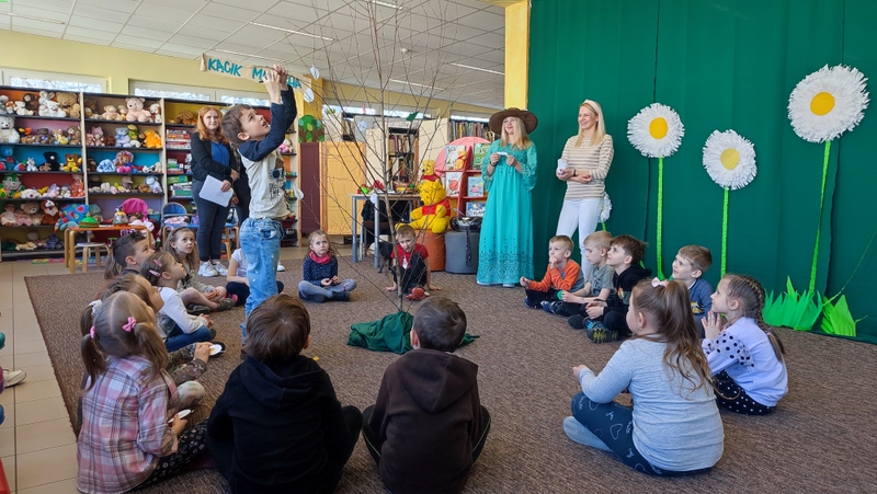 1648034580604 „Pożegnaliśmy Zimę, powitaliśmy Wiosnę…” w Miejskiej Bibliotece Publicznej im. Marii Kozaczkowej w Dąbrowie Tarnowskiej