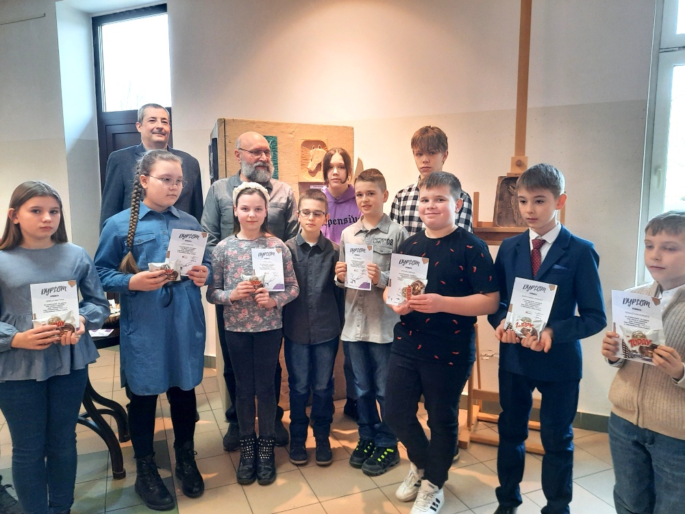 20220305 130833 Wystawa płaskorzeźb powstałych na zajęciach „PASTELI”