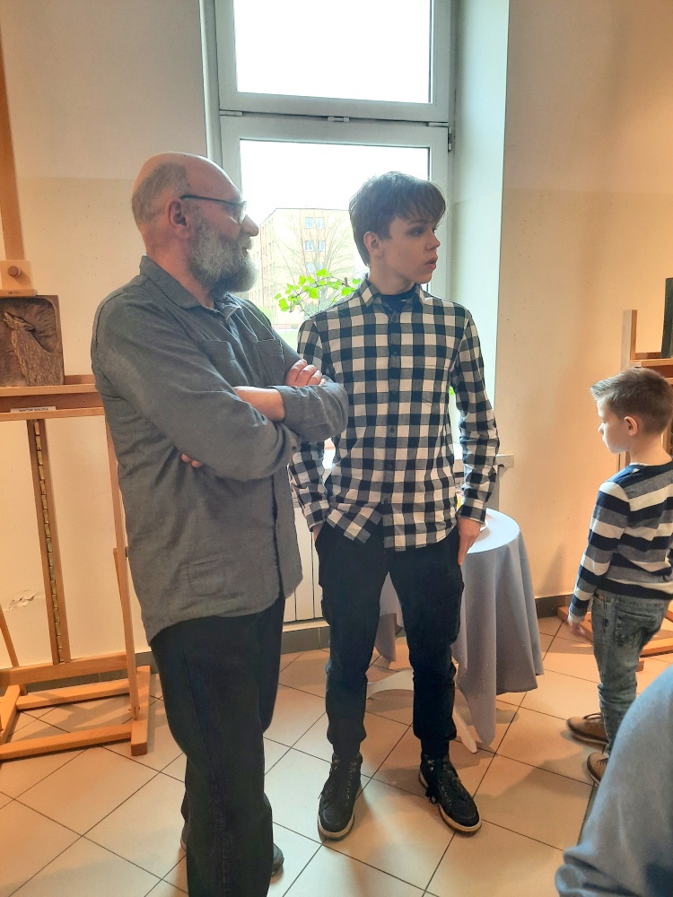 20220305 131037 Wystawa płaskorzeźb powstałych na zajęciach „PASTELI”