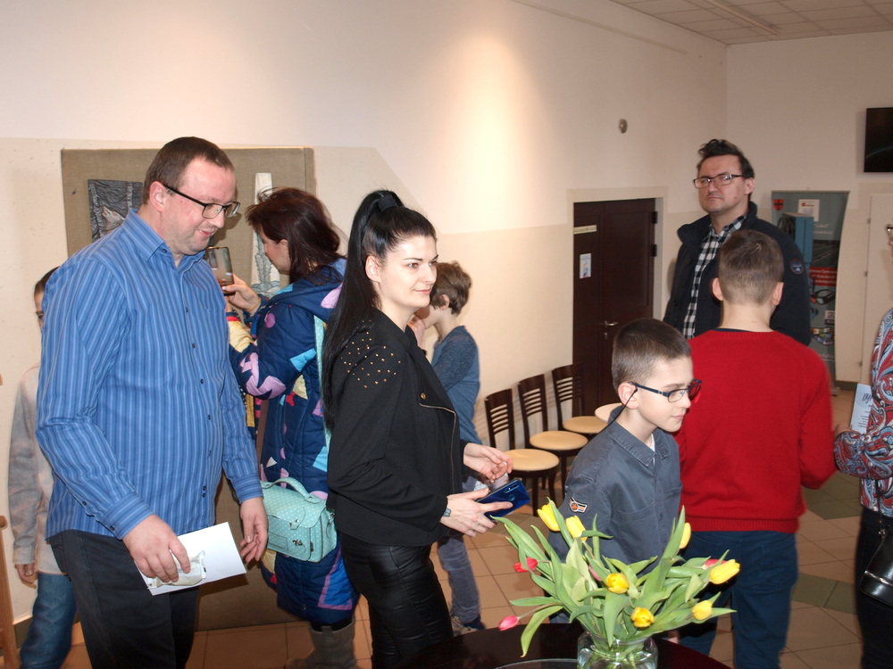 P1011746 Wystawa płaskorzeźb powstałych na zajęciach „PASTELI”