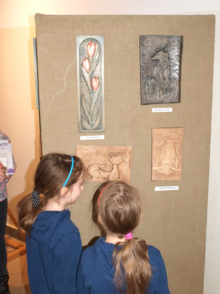 P1011751 Wystawa płaskorzeźb powstałych na zajęciach „PASTELI”