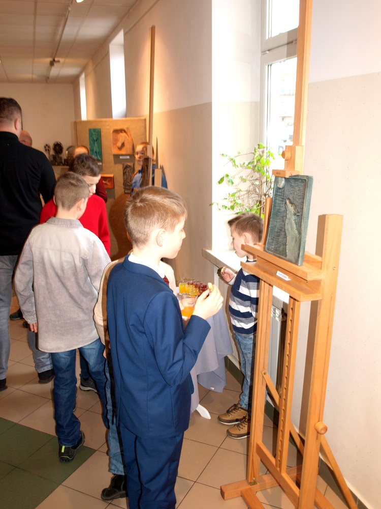 P1011761 Wystawa płaskorzeźb powstałych na zajęciach „PASTELI”