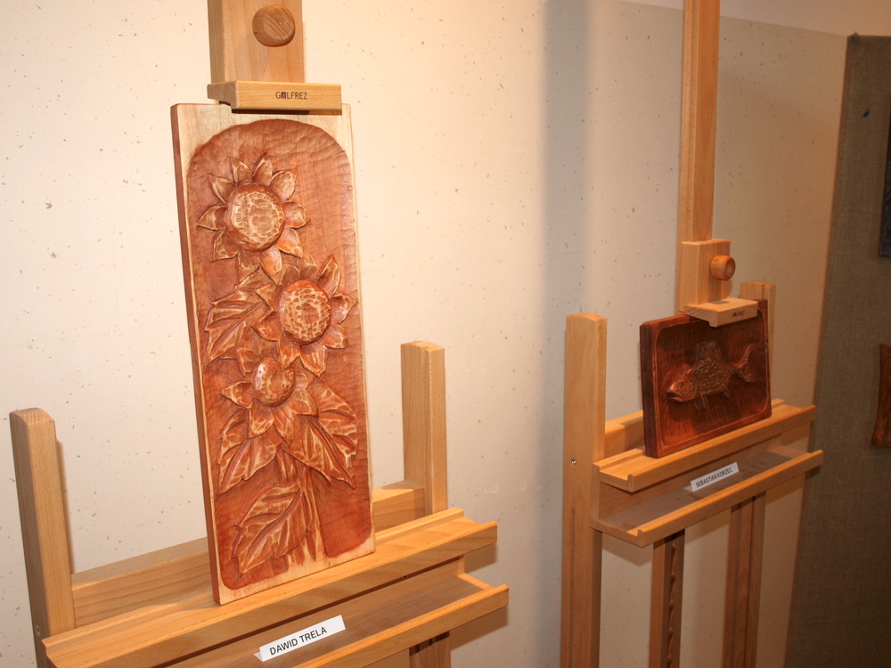 P1011763 Wystawa płaskorzeźb powstałych na zajęciach „PASTELI”