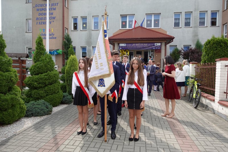 283157106 2147685135388926 5505108004982336912 n 90. Rocznica powstania Szkoły Podstawowej Nr 2 w Dąbrowie Tarnowskiej oraz 50. rocznica nadania szkole imienia Mikołaja Kopernika