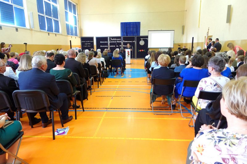 283623317 2147688228721950 7026617230785512280 n 90. Rocznica powstania Szkoły Podstawowej Nr 2 w Dąbrowie Tarnowskiej oraz 50. rocznica nadania szkole imienia Mikołaja Kopernika