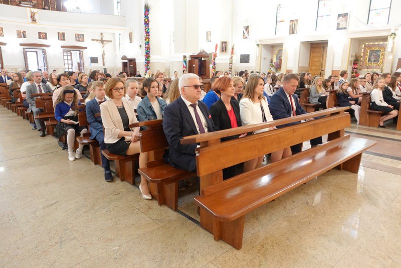 283642572 2147686062055500 2873313375414592158 n 90. Rocznica powstania Szkoły Podstawowej Nr 2 w Dąbrowie Tarnowskiej oraz 50. rocznica nadania szkole imienia Mikołaja Kopernika