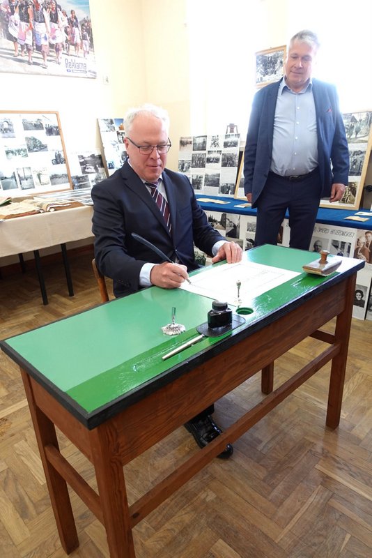 283685719 2147689278721845 8105544672307401608 n 90. Rocznica powstania Szkoły Podstawowej Nr 2 w Dąbrowie Tarnowskiej oraz 50. rocznica nadania szkole imienia Mikołaja Kopernika