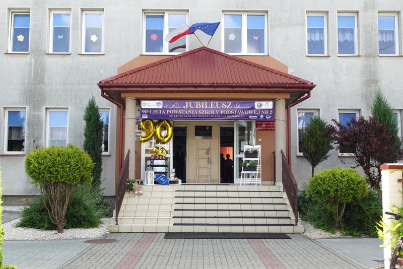 283759650 2147686455388794 5545655077112206951 n 90. Rocznica powstania Szkoły Podstawowej Nr 2 w Dąbrowie Tarnowskiej oraz 50. rocznica nadania szkole imienia Mikołaja Kopernika
