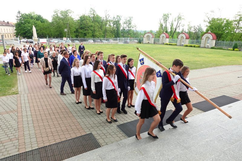 283782185 2147685058722267 6991213290623068436 n 90. Rocznica powstania Szkoły Podstawowej Nr 2 w Dąbrowie Tarnowskiej oraz 50. rocznica nadania szkole imienia Mikołaja Kopernika