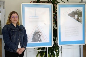 DSC40901 300x200 Miejska Biblioteka Publiczna w Dąbrowie Tarnowskiej zaprasza do zwiedzania wystawy pt. „Życie na linie. Historia Wandy Rutkiewicz”