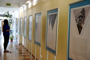 DSC4105 300x200 Miejska Biblioteka Publiczna w Dąbrowie Tarnowskiej zaprasza do zwiedzania wystawy pt. „Życie na linie. Historia Wandy Rutkiewicz”