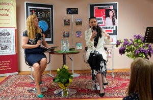 DSC4197 300x195 Spotkanie autorskie z Ałbeną Grabowską w XIX Tygodniu Bibliotek w MBP