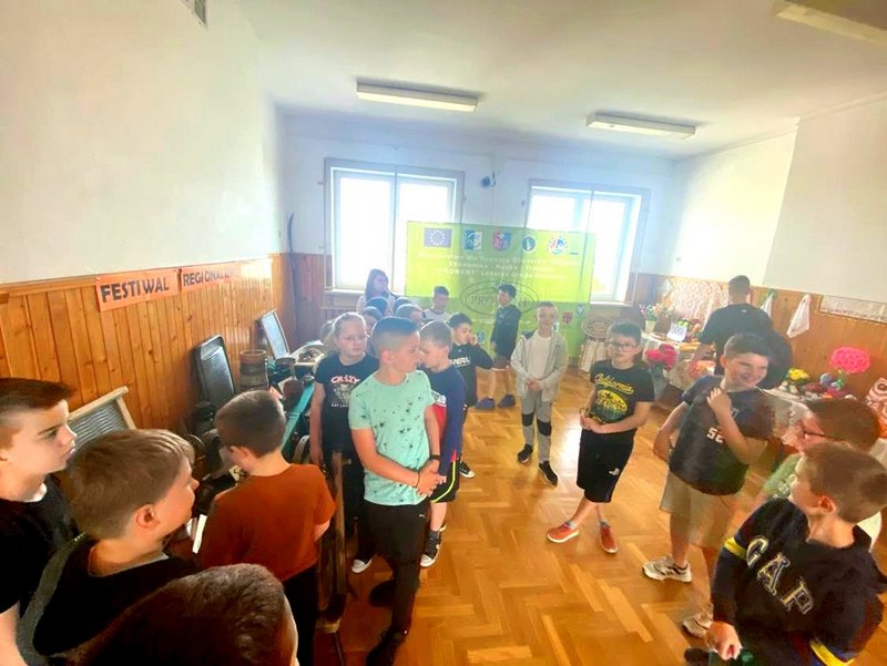 279389944 537717667962933 2269875161176143917 n Festiwal Regionalizmu w  Szkole Podstawowej nr 2 w Dąbrowie Tarnowskiej   wystawa dawnych narzędzi i urządzeń