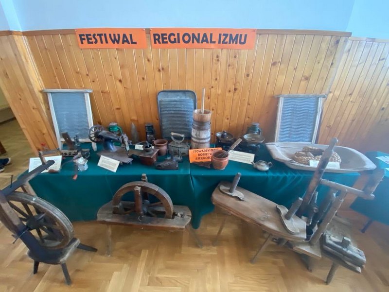 279573384 369358808508198 2700331585323433547 n Festiwal Regionalizmu w  Szkole Podstawowej nr 2 w Dąbrowie Tarnowskiej   wystawa dawnych narzędzi i urządzeń