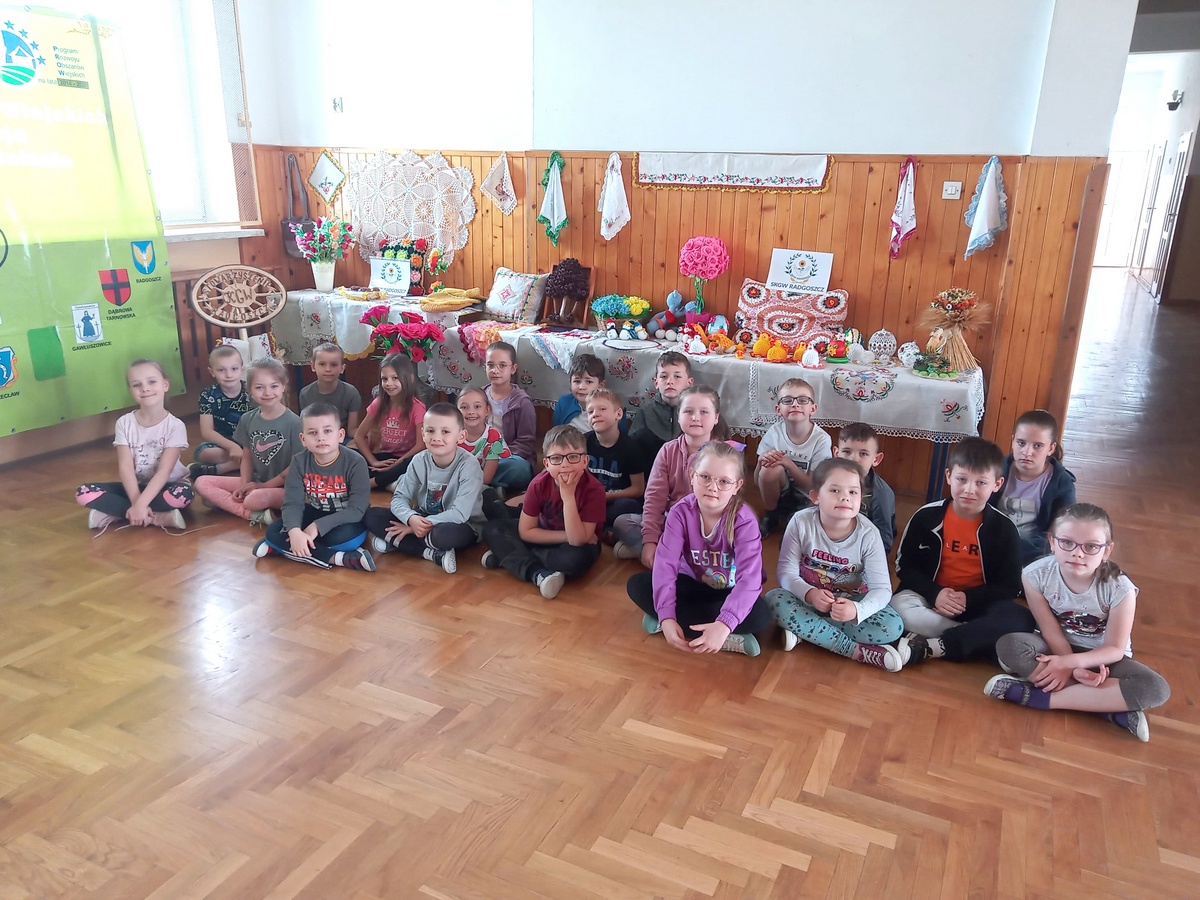 280793843 1253242082165786 7828676720006335793 n Festiwal Regionalizmu w  Szkole Podstawowej nr 2 w Dąbrowie Tarnowskiej   wystawa rękodzieła ludowego