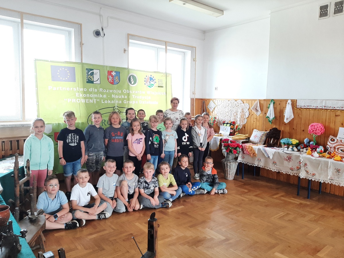 281316699 676142510350983 5515165664037573419 n Festiwal Regionalizmu w  Szkole Podstawowej nr 2 w Dąbrowie Tarnowskiej   wystawa rękodzieła ludowego