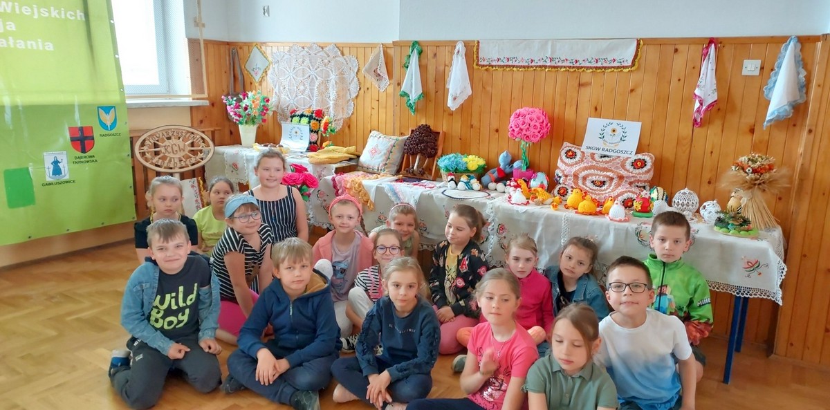 281592443 330273689213038 4299036379477674002 n Festiwal Regionalizmu w  Szkole Podstawowej nr 2 w Dąbrowie Tarnowskiej   wystawa rękodzieła ludowego