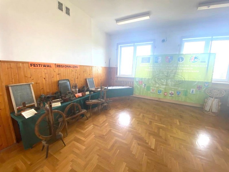 281742201 1029697331002065 780668338560050059 n Festiwal Regionalizmu w  Szkole Podstawowej nr 2 w Dąbrowie Tarnowskiej   wystawa dawnych narzędzi i urządzeń