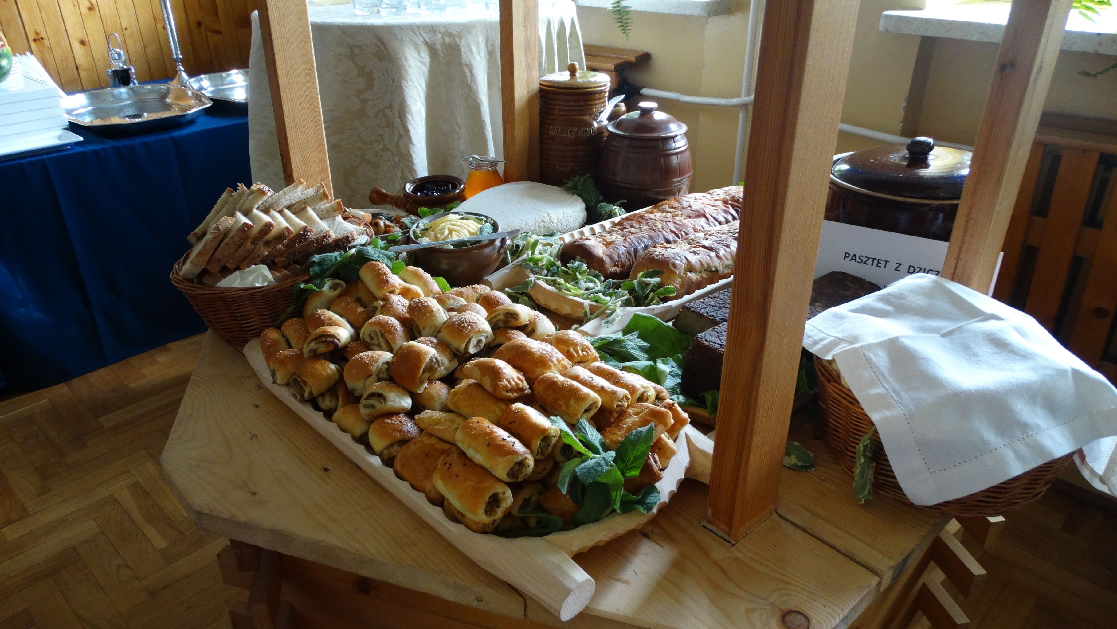 283486732 1077406179528126 9211889082470599843 n Festiwal Regionalizmu w Szkole Podstawowej nr 2 w Dąbrowie Tarnowskiej   stoisko z lokalnymi specjałami