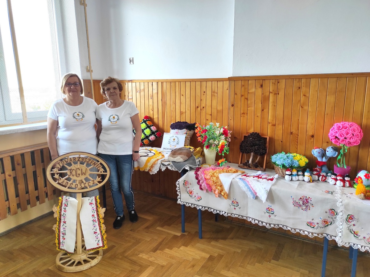 283673985 404359388148538 1572366311441415480 n Festiwal Regionalizmu w  Szkole Podstawowej nr 2 w Dąbrowie Tarnowskiej   wystawa rękodzieła ludowego