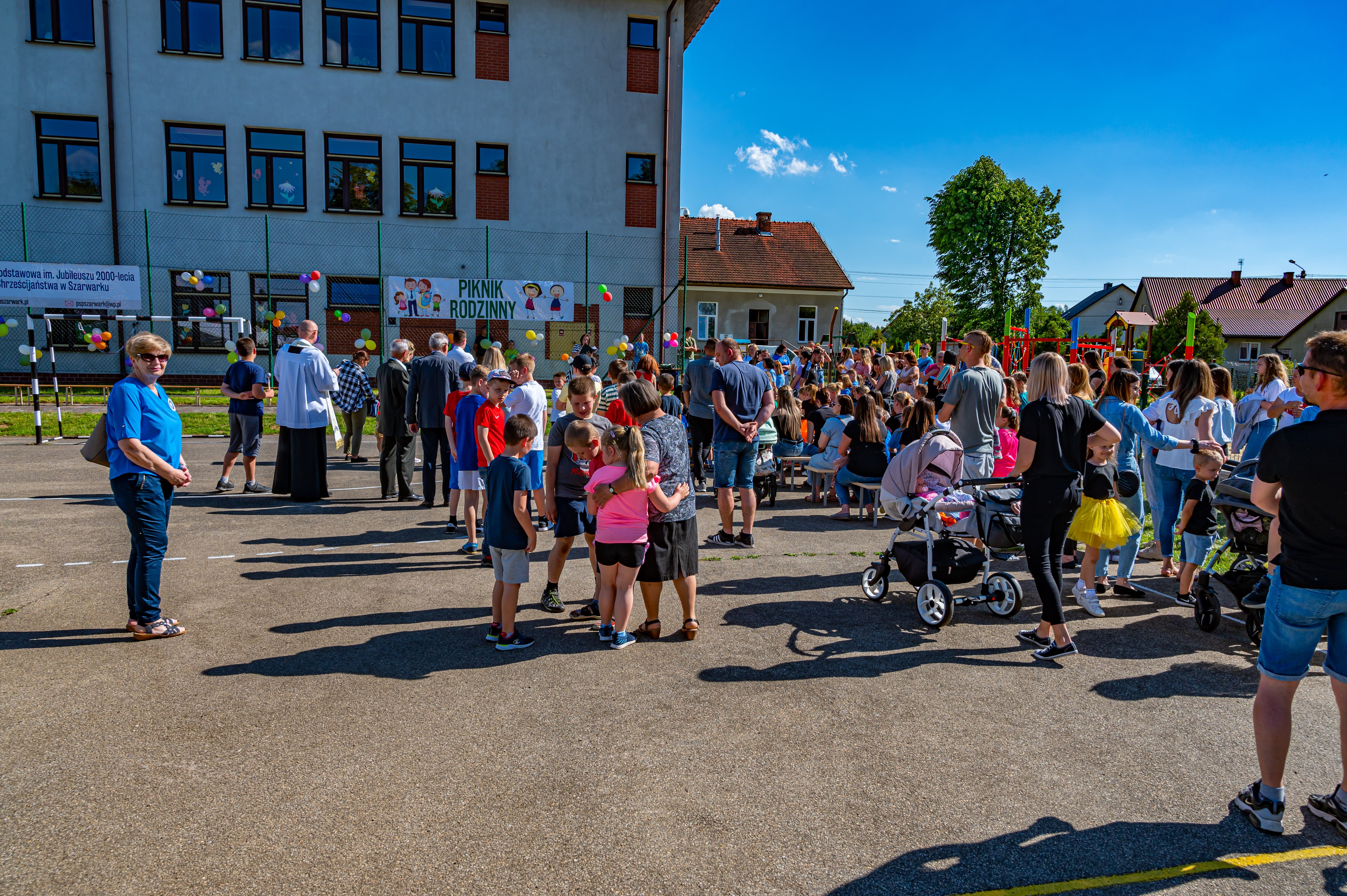 KRZ 08541 Piknik Rodzinny w Szkole Podstawowej w Szarwarku i oddanie do użytku nowego kompleksu sportowego