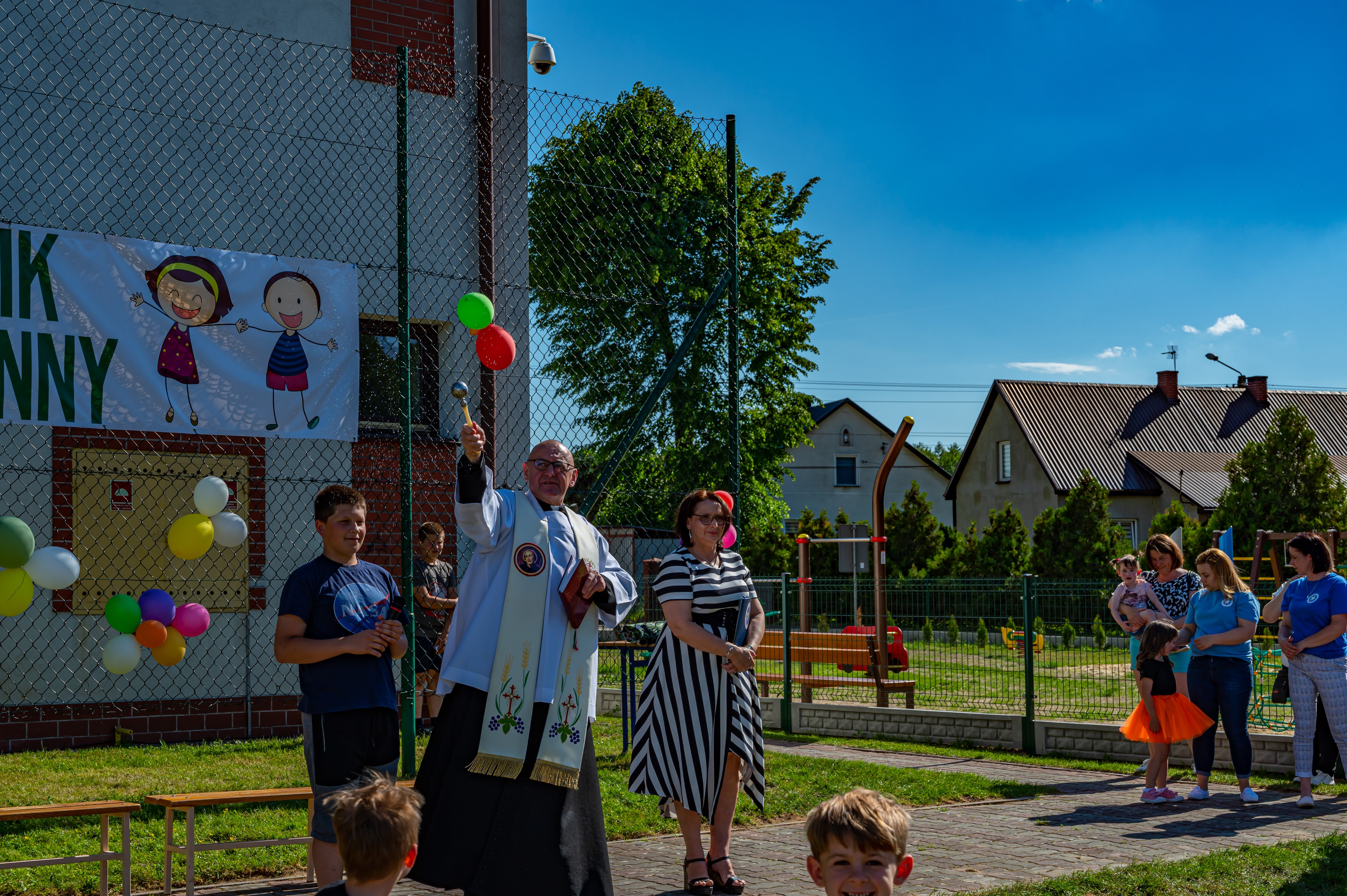 KRZ 0879 Piknik Rodzinny w Szkole Podstawowej w Szarwarku i oddanie do użytku nowego kompleksu sportowego