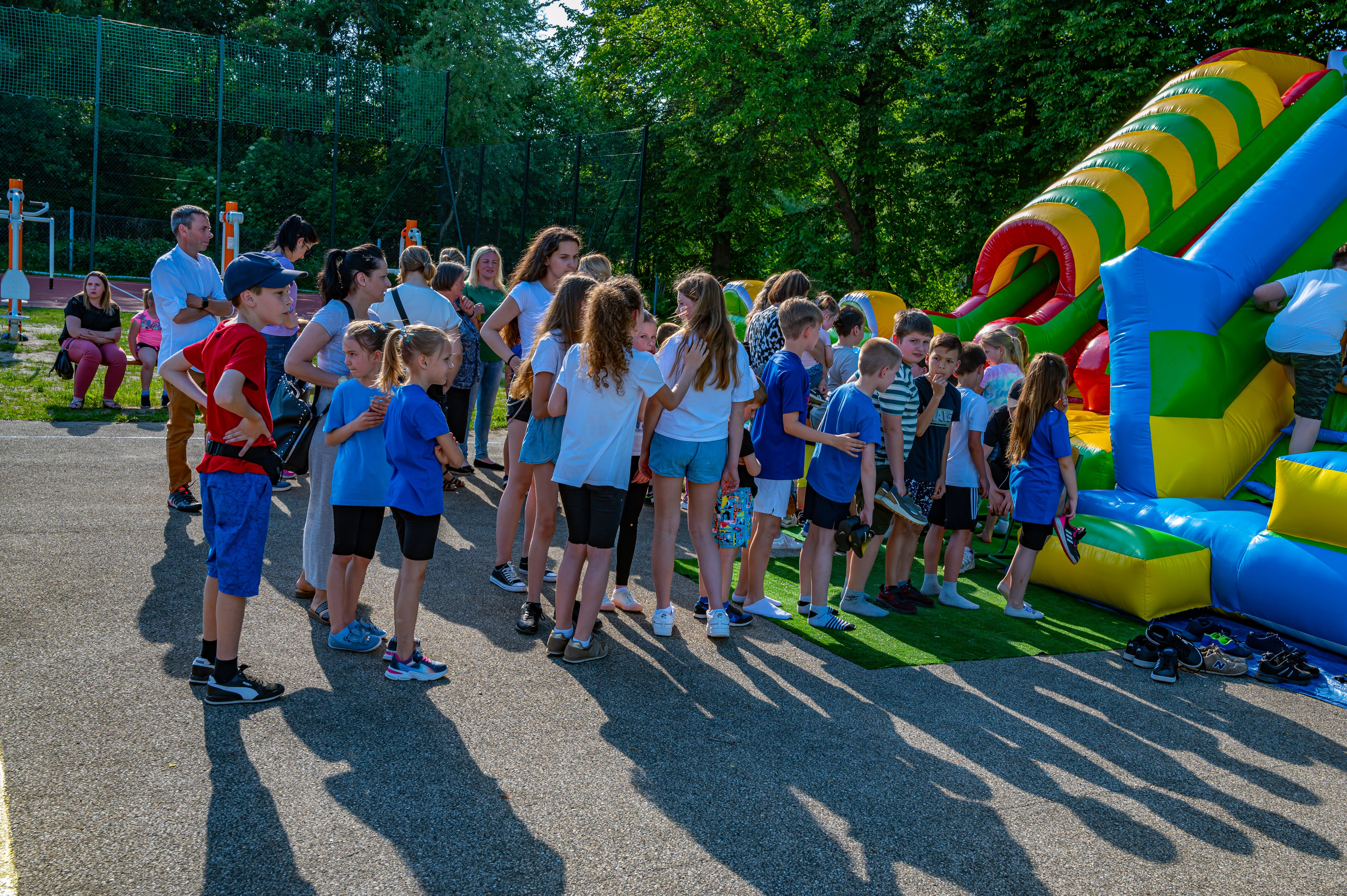 KRZ 1046 Piknik Rodzinny w Szkole Podstawowej w Szarwarku i oddanie do użytku nowego kompleksu sportowego