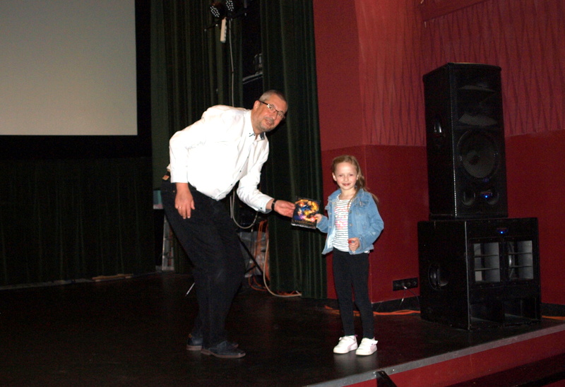 P1012100 Filmowy Dzień Dziecka – „Detektyw Bruno”, słodycze, gadżety i nagrody