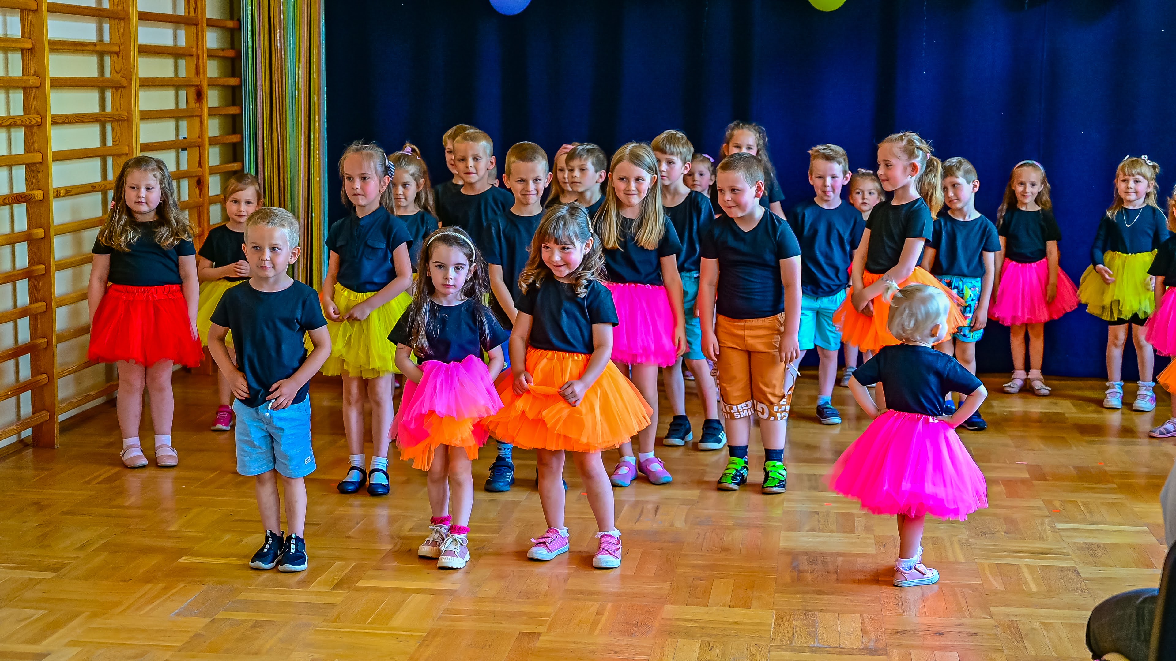 TNN 0974 Piknik Rodzinny w Szkole Podstawowej w Szarwarku i oddanie do użytku nowego kompleksu sportowego