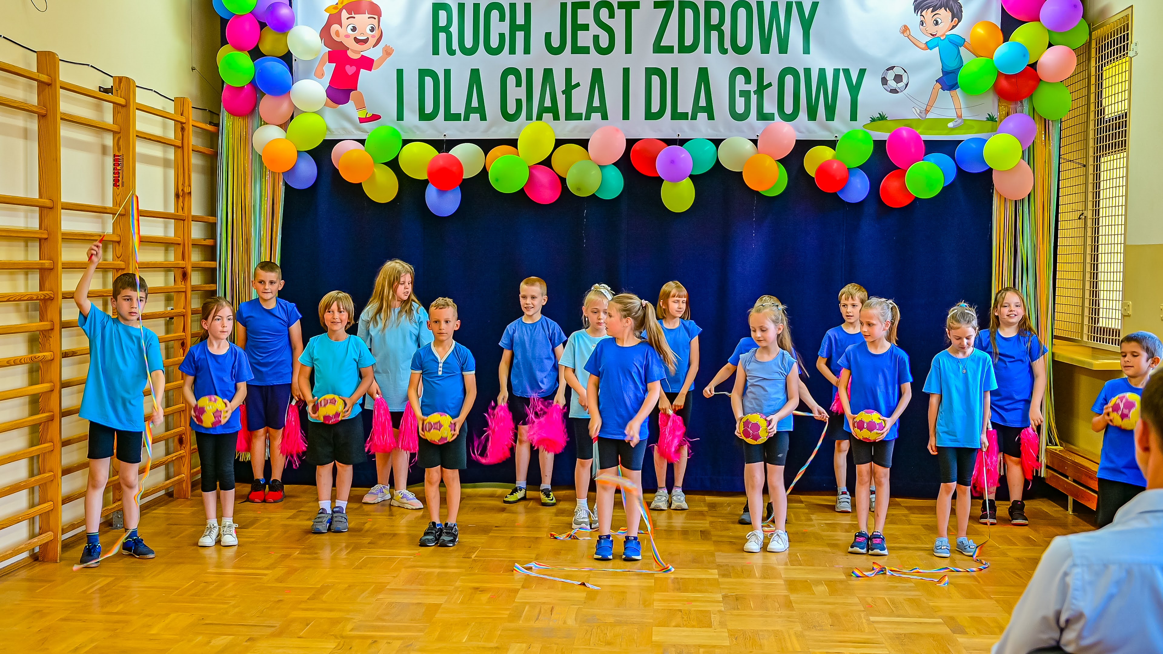 TNN 1019 1 Piknik Rodzinny w Szkole Podstawowej w Szarwarku i oddanie do użytku nowego kompleksu sportowego