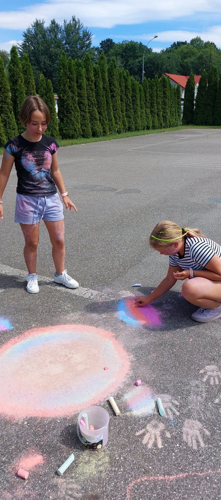 293747713 448052070511585 5249134314666255778 n Świetlica wychodzi na pole, a teatr improwizuje i eksperymentuje – pomysły wakacyjne DDK