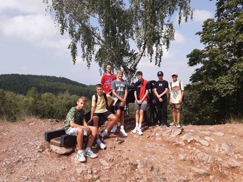 1 20220824 114414 40 dzieci na wycieczce i grze terenowej