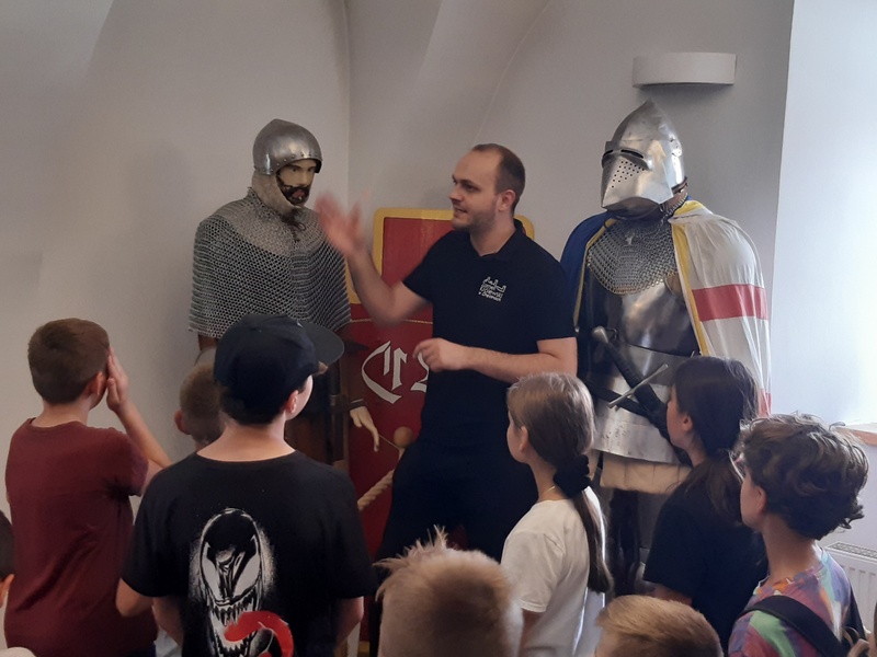 3 20220824 150925 40 dzieci na wycieczce i grze terenowej