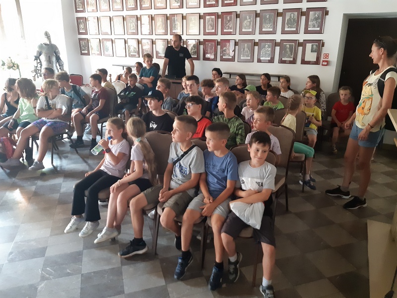 4 20220824 152455 40 dzieci na wycieczce i grze terenowej