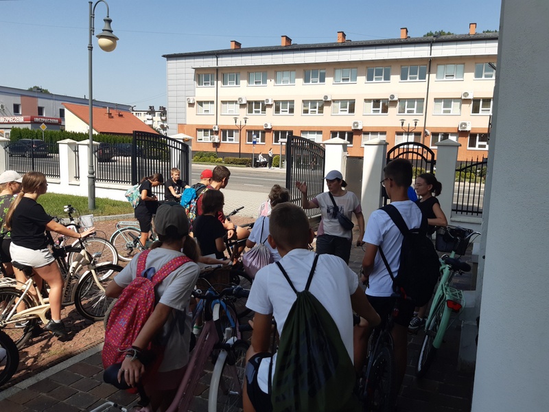 5 20220825 111532 40 dzieci na wycieczce i grze terenowej