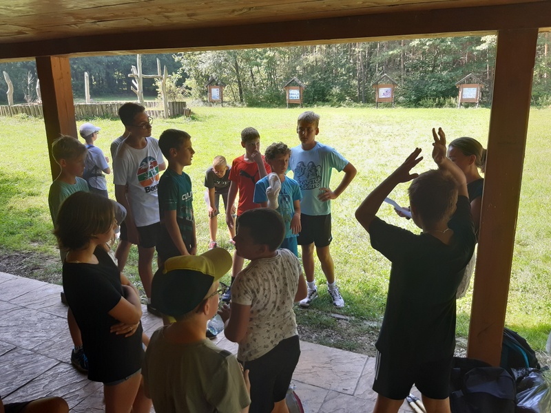6 20220825 122153 40 dzieci na wycieczce i grze terenowej