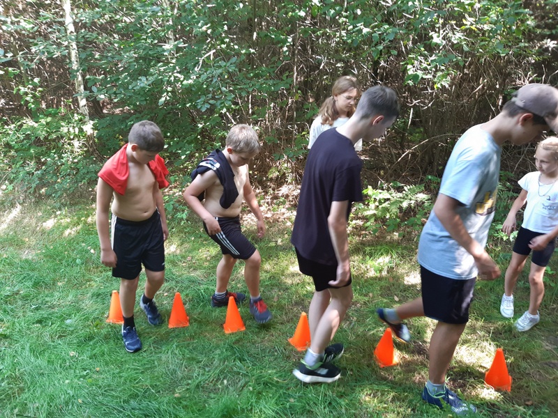 7 20220825 133246 40 dzieci na wycieczce i grze terenowej