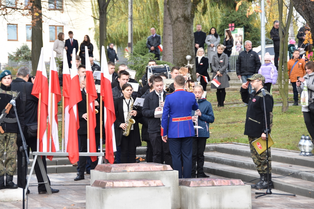 061 DSC 0375 Dąbrowa uczciła 104. rocznicę odzyskania niepodległości przez Polskę