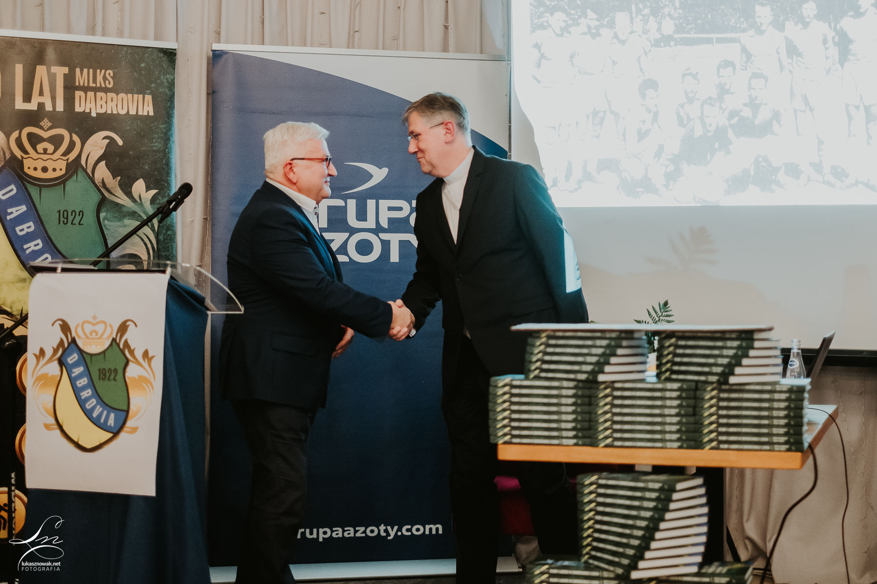 275 Promocja książki ,,Klub i ludzie w zwierciadle czasu. 100 lat Dąbrovii” autorstwa ks. dr hab. Roberta Biela